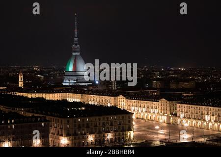 Turin, Italien. März 2020. TURIN, ITALIEN - 31. März 2020: Die Mole Antonellana, die wichtigste Sehenswürdigkeit in Turin, wird mit den Farben der italienischen Nationalflaggen beleuchtet, um Solidarität, Zusammenhalt und Heimatgefühl während der COVID-19-Notaufnahme auszudrücken. Die italienische Regierung hat beispiellose Einschränkungen auferlegt, um die Ausbreitung des COVID-19-Coronavirus-Ausbruchs zu stoppen, und andere Maßnahmen, die die Bewegungen der Menschen nur für die Arbeit, für den Kauf wesentlicher Waren und aus gesundheitlichen Gründen erlaubt sind. (Foto von Nicolò Campo/Sipa USA) Credit: SIPA USA/Alamy Live News Stockfoto