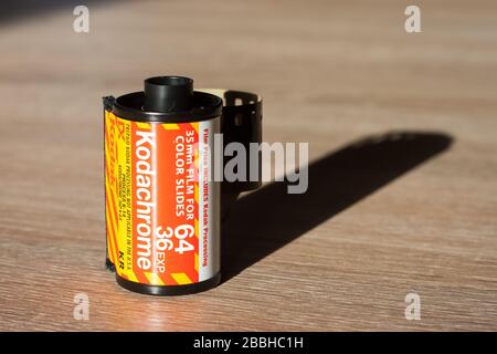 Klassische Kodachrome-Rolle 64, 35-mm-Dia-Film auf einem Tisch Stockfoto