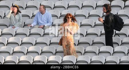 Florence Welch (2. Rechts) von der Band 'Florence + The Machine' und Maccabees Sänger Felix White applaudieren die Spieler von Surrey und Sussex am Ende des zweiten Tages im Kia Oval. Stockfoto