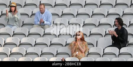 Florence Welch (2. Rechts) von der Band 'Florence + The Machine' und Maccabees Sänger Felix White applaudieren die Spieler von Surrey und Sussex am Ende des zweiten Tages im Kia Oval. Stockfoto