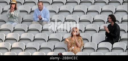 Florence Welch (2. Rechts) von der Band 'Florence + The Machine' und Maccabees Sänger Felix White applaudieren die Spieler von Surrey und Sussex am Ende des zweiten Tages im Kia Oval. Stockfoto