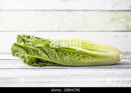Frischer grüner Romaine Salat. Blätter von Lactuca sativa auf weißem Tisch. Stockfoto
