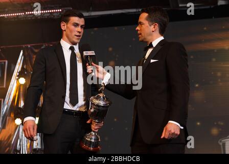 Gareth Bale von Tottenham Hotspur mit seinem PFA Young Player of the Year Award während der PFA Player of the Year Awards 2013 im Grosvenor House Hotel, London. Stockfoto