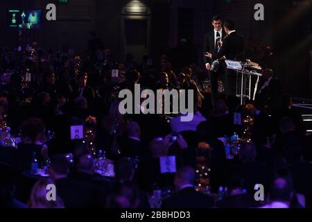 Gareth Bale von Tottenham Hotspur erhält seinen PFA Player of the Year Award während der PFA Player of the Year Awards 2013 im Grosvenor House Hotel, London. Stockfoto