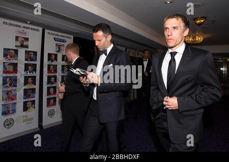 Paul Scholes und Ryan Giggs von Manchester United (links nach rechts) kommen mit Evertons Phil Neville (rechts) während der PFA Player of the Year Awards 2013 im Grosvenor House Hotel in London an. Stockfoto