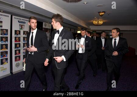 David de GEA von Manchester United, Michael Carrick und Ryan Giggs (links nach rechts) kommen mit Evertons Phil Neville (rechts) während der PFA Player of the Year Awards 2013 im Grosvenor House Hotel, London an. Stockfoto