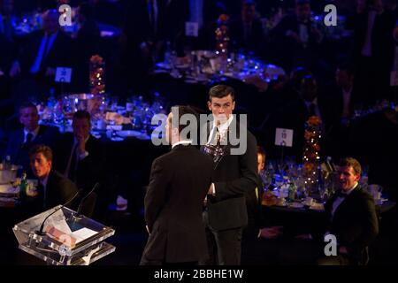 Gareth Bale von Tottenham Hotspur erhält seinen PFA Player of the Year Award während der PFA Player of the Year Awards 2013 im Grosvenor House Hotel, London. Stockfoto