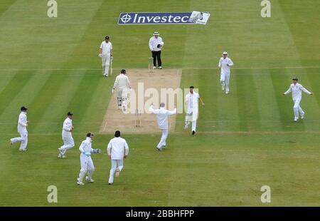 Englands James Anderson (Zentrum) feiert beim ersten Test im Lord's Cricket Ground, London, sein 299th Test Wicket, das von Neuseelands Hamish Rutherford für 4. Stockfoto