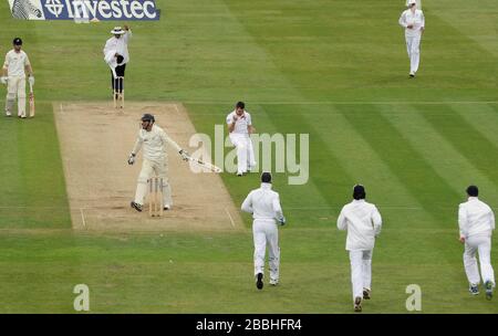 Englands James Anderson (Zentrum) feiert das Mitnehmen des Wicket von Neuseelands Ross Taylor für 66 während des ersten Tests im Lord's Cricket Ground, London. Stockfoto