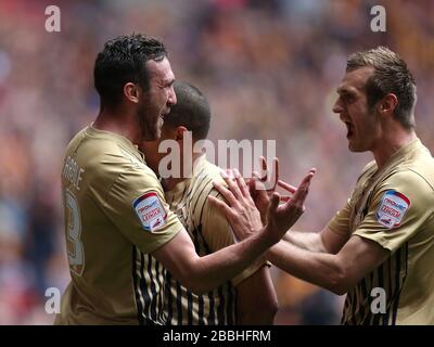 Der Rory McArdle (links) von Bradford City feiert mit Teamkollegen sein zweites Tor im Spiel Stockfoto