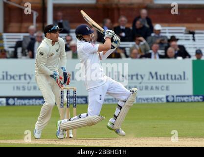 Englands Joe Root Fledermäuse als Neuseelands Brendon McCullum fungiert als Wicketkeeper nach Bradley-John Watlings Verletzung, die ihn während des ersten Tests im Lord's Cricket Ground, London, vom Feld ließ. Stockfoto