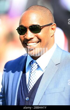 Paul Ince beobachtet sein Pferd Moviesta im Ralph Raper Memorial Stakes Stockfoto