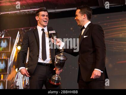 Gareth Bale nimmt seinen PFA Young Player of the Year Award von Sky Sports Moderator David Jones während der PFA Player of the Year Awards 2013 im Grosvenor House Hotel, London, entgegen. Stockfoto