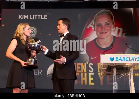 Kim Little wird von Sky Sports Moderatorin David Jones bei den PFA Player of the Year Awards 2013 im Grosvenor House Hotel, London, mit der Auszeichnung "PFA Women's Player of the Year" ausgezeichnet. Stockfoto