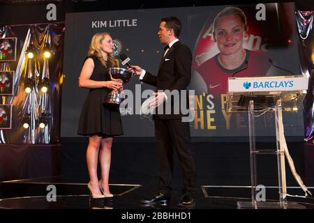 Kim Little wird von Sky Sports Moderatorin David Jones bei den PFA Player of the Year Awards 2013 im Grosvenor House Hotel, London, mit der Auszeichnung "PFA Women's Player of the Year" ausgezeichnet. Stockfoto