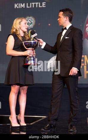 Kim Little wird von Sky Sports Moderatorin David Jones bei den PFA Player of the Year Awards 2013 im Grosvenor House Hotel, London, mit der Auszeichnung "PFA Women's Player of the Year" ausgezeichnet. Stockfoto