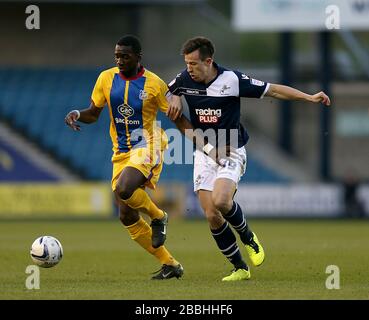 Der Kampf von Yannick Bolasie (links) und von Sean St. Ledger (rechts) von Crystal Palace um den Ball Stockfoto