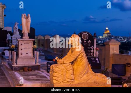 Malta, Gozo: Victoria, vom Friedhof gibt es einen schönen Blick auf die Xaghra Parish Church Stockfoto