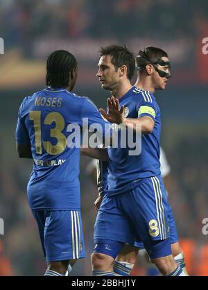 Chelseas Frank Lampard feiert nach dem Schlusspfiff mit Teamkollege Victor Moses (links) Stockfoto