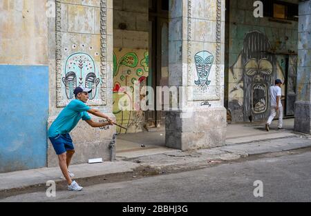 Baseball mit Stick und Bottlecap, Havanna Vieja, Kuba Stockfoto