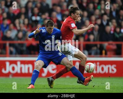 Chris Cohen (rechts) von Nottingham Forest und Chris Wood (links) von Leicester City kämpfen um den Ball. Stockfoto