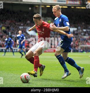 Der Kampf von Chris Cohen (links) und Richie de Laet (rechts) von Leicester City um den Ball. Stockfoto