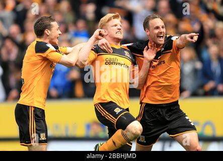 Paul McShane von Hull City feiert das zweite Tor mit Teamate David Meyler (r) und James Chester (l) während des Championats der npower Football League im KC Stadium, Hull. Stockfoto