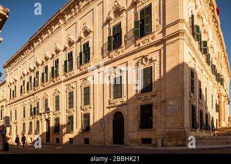 Malta, La Valletta: Entworfen von Girolamo Cassar, später aber umgestaltet unter Großmeister di Pinto, Auberge de Castille, am Ort Castille Stockfoto