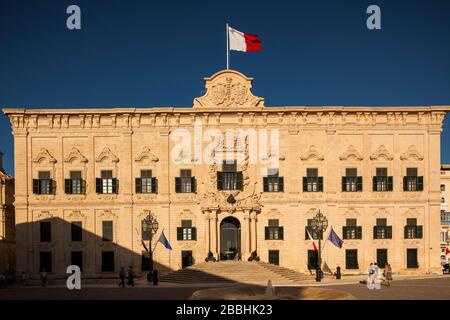 Malta, La Valletta: Entworfen von Girolamo Cassar, später aber umgestaltet unter Großmeister di Pinto, Auberge de Castille, am Ort Castille Stockfoto