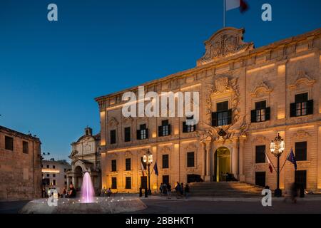 Malta, La Valletta: Entworfen von Girolamo Cassar, aber später umgestaltet unter Großmeister di Pinto, ist Auberge de Castille, am Ort Castille gelegen Stockfoto