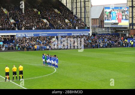 Spieler, Spielbeamte und Fans beobachten vor dem Anpfiff eine Schweigeminute in Erinnerung an die Hillsborough-Katastrophe Stockfoto