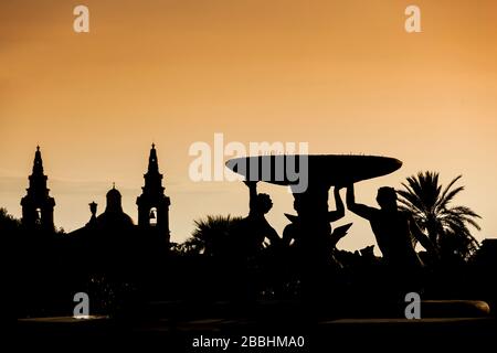 Malta, La Valletta: Der Triton-Brunnen und die St. Publius-Kirche in der Ferne Stockfoto