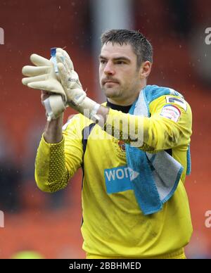 Blackpool-Torhüter Matt Gilks lobt nach dem Schlusspfiff die heimischen Fans Stockfoto