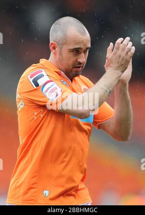 Blackpools Gary Taylor-Fletcher lobt nach dem Schlusspfiff die Heimfans Stockfoto