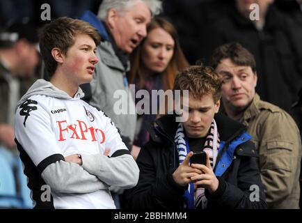 Fulham-Fans warten auf den Start des Spiels, auf den Tribünen Stockfoto