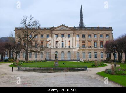 Fassade des großen Palastes in Jardin Mairie, Garten des Rathauses. Wintertag in Bordeaux, Frankreich Stockfoto