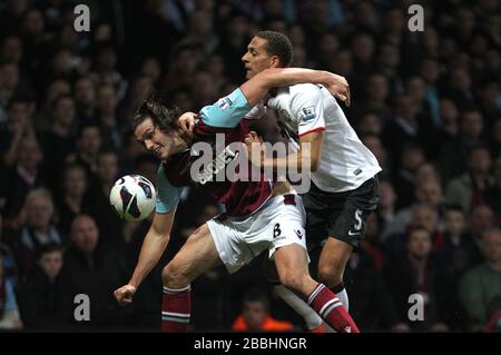 Der Rio Ferdinand von Manchester United (rechts) und Andy Carroll von West Ham United (links) kämpfen um den Ball Stockfoto