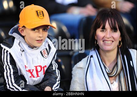 Fulham-Fans warten auf den Spielbeginn, auf der Tribüne Stockfoto