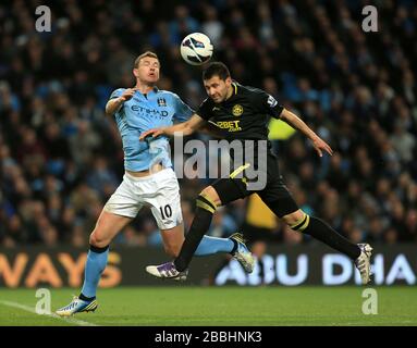 Der Kampf um den Ball von Edin Dzeko (links) und Antolin Alcaraz (rechts) von Wigan Athletic in Manchester City Stockfoto