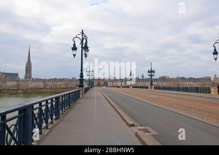 Schöner Blick auf die Brücke über die Garonne und die Stadt. Bewölkt Wintertag, Pont de Pierre, Bordeaux, Frankreich Stockfoto