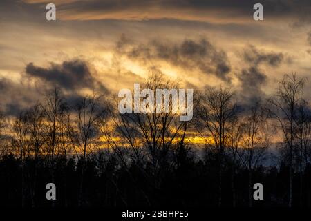 Frühlingsuntergang in der finnischen Stadt Espoo ohne Leute Stockfoto