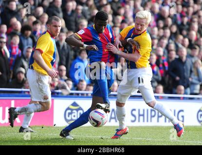 Wilfried Zaha (Mitte) von Crystal Palace und David Perkins von Barnsley in Aktion Stockfoto