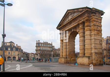 Seitenansicht des Bogens Porte d'Aquitanien, Place de la Victoire, Bordeaux, Frankreich. Bewölkter Wintertag. Stockfoto