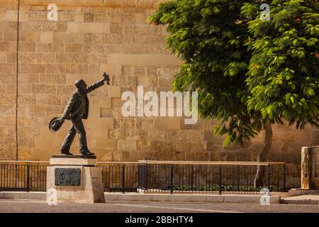 Malta. La Valletta: Statue von Manwel Dimech im Castilla Place Stockfoto