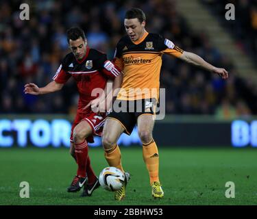 James Chester (rechts) von Hull City und Sam Baldock (links) von Bristol City kämpfen um den Ball Stockfoto