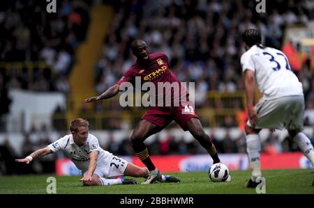 Yaya Toure (Mitte) von Manchester City übernimmt Lewis Holtby von Tottenham Hotspur (links) und Benoit Assou-Ekotto (rechts) Stockfoto