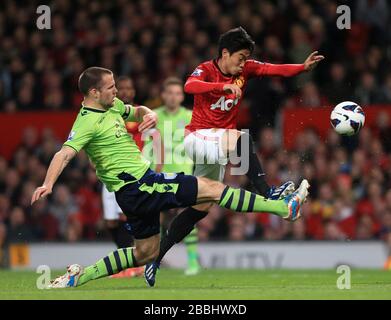 Ron Vlaar (links) von Aston Villa rutscht auf Shinji Kagawa von Manchester United (rechts) ein Stockfoto