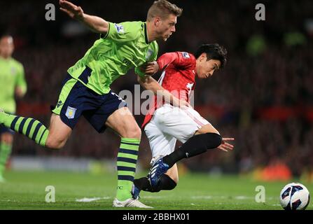 Nathan Baker (links) von Aston Villa und Shinji Kagawa (rechts) von Manchester United kämpfen um den Ball Stockfoto