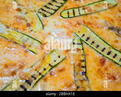 Nahaufnahme einer italienischen Pizza mit Zucchini Mozzarella und Tomate Stockfoto
