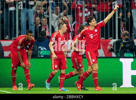 Bayern Münchens Mario Gomez (rechts) feiert, nachdem er das zweite Tor seiner Seite erzielt hatte. Stockfoto